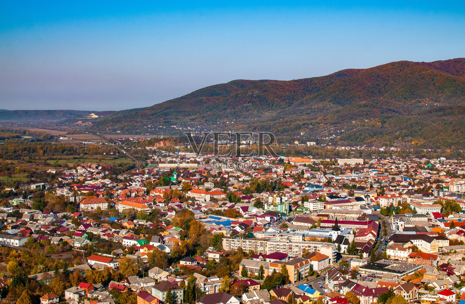 喀尔巴阡山脉外的赫斯特城全景照片摄影图片