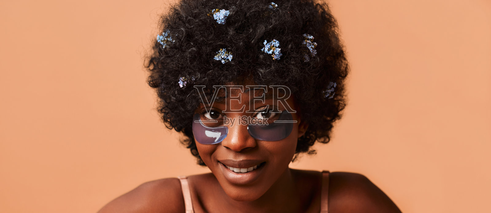 米色背景的多民族女性照片摄影图片