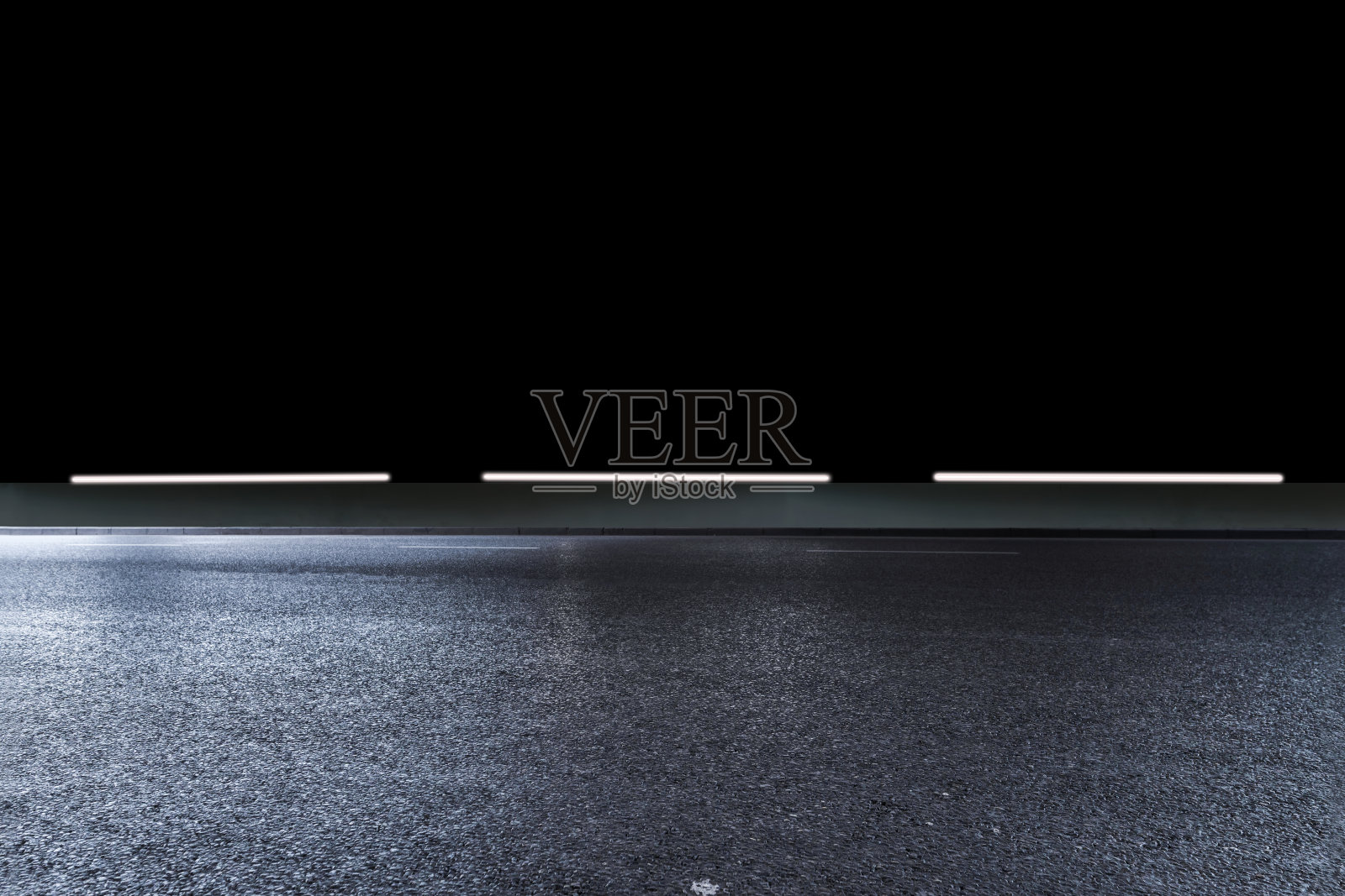 未来主义风格和大型黑色模型的空沥青路。照片摄影图片