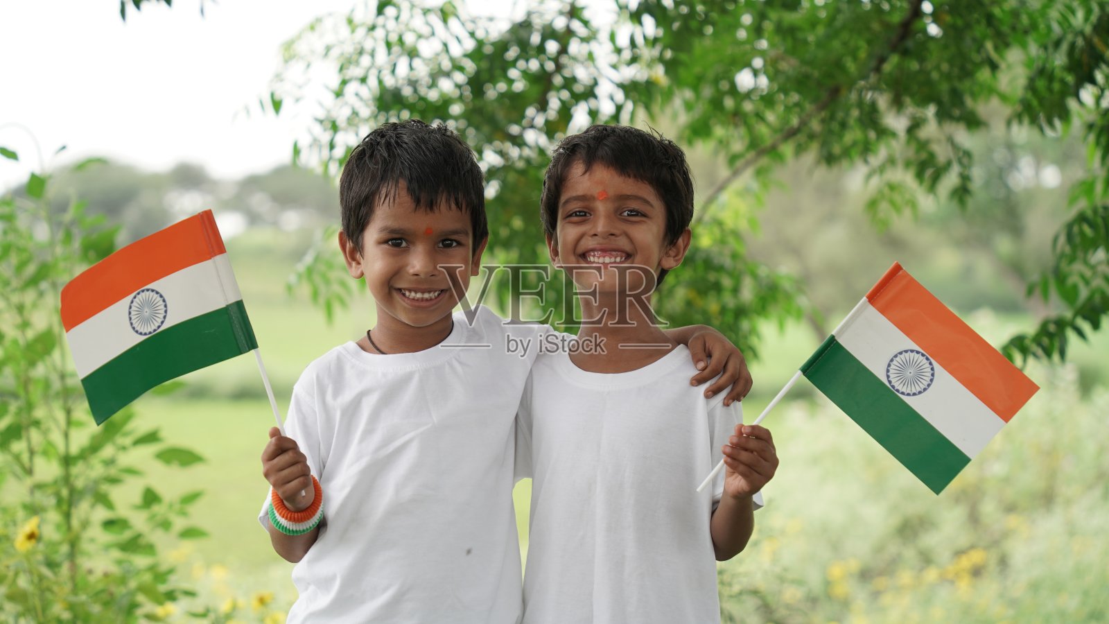 小孩子们举着印度国旗和气球,庆祝印度独立日照片摄影图片