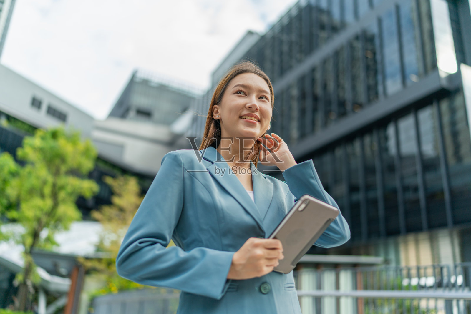 技术专业。授权的领导。拥有数码平板电脑的年轻亚洲女商人照片摄影图片