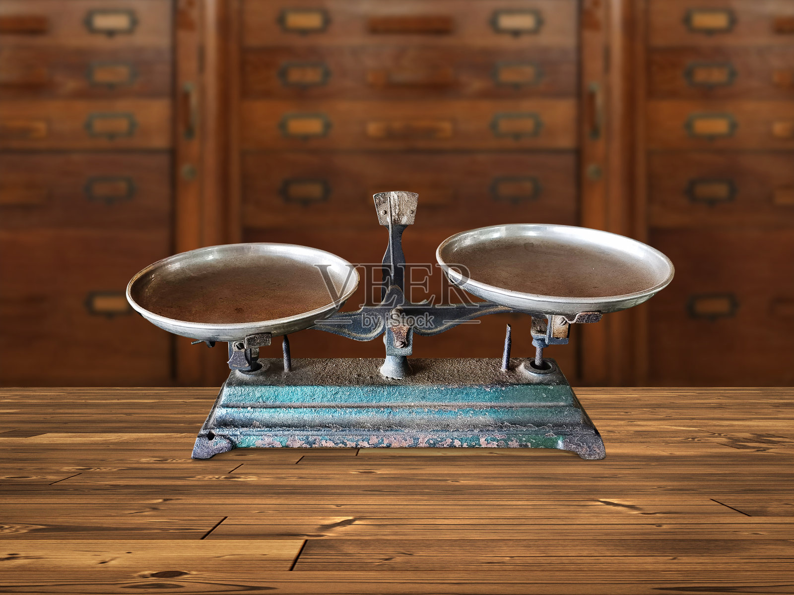 中国或泰国草药店里的古天平是空的。亚洲古董照片摄影图片