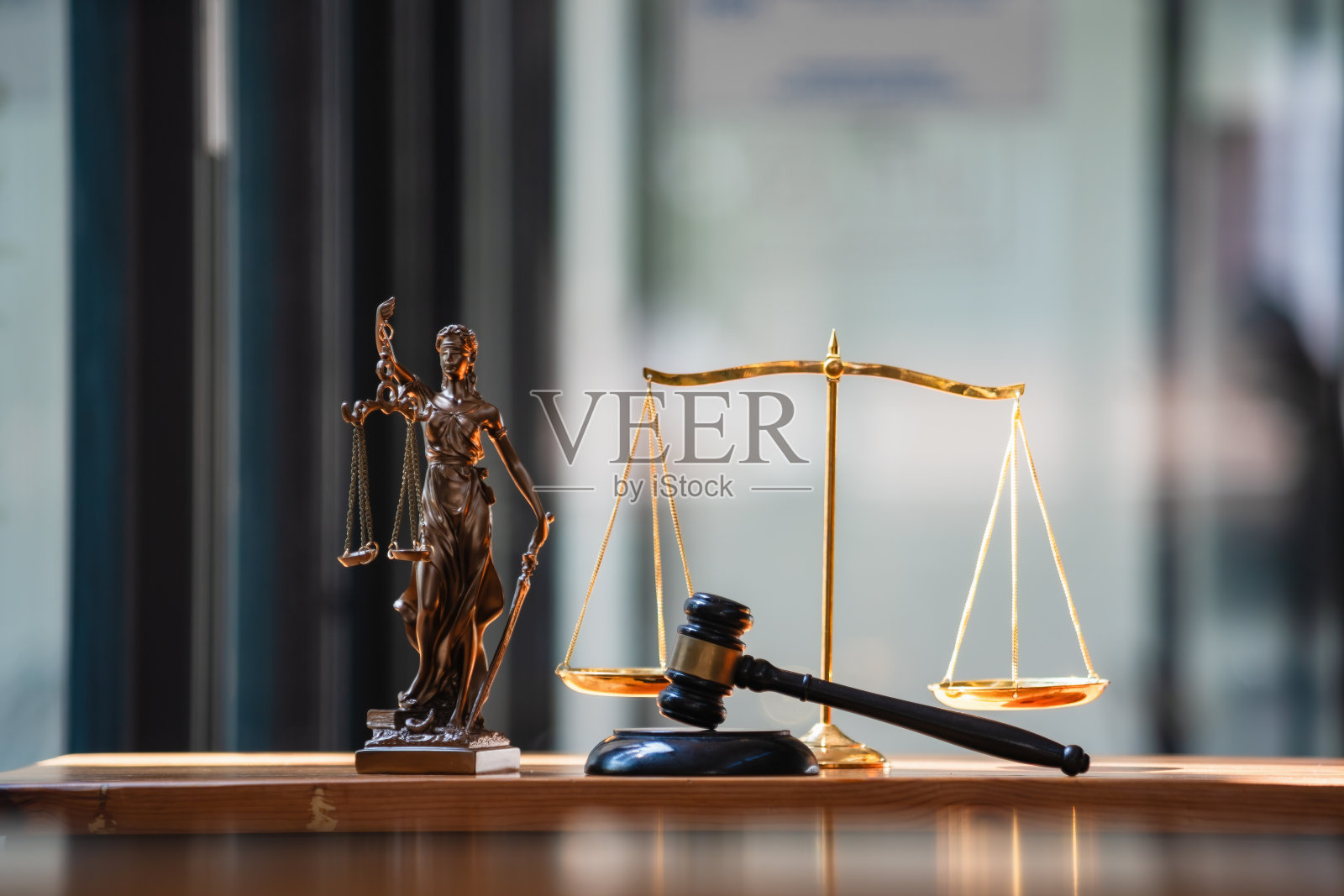法律和法律概念。木桌上的正义女神雕像,带有正义的天平和木制的法官木槌。照片摄影图片