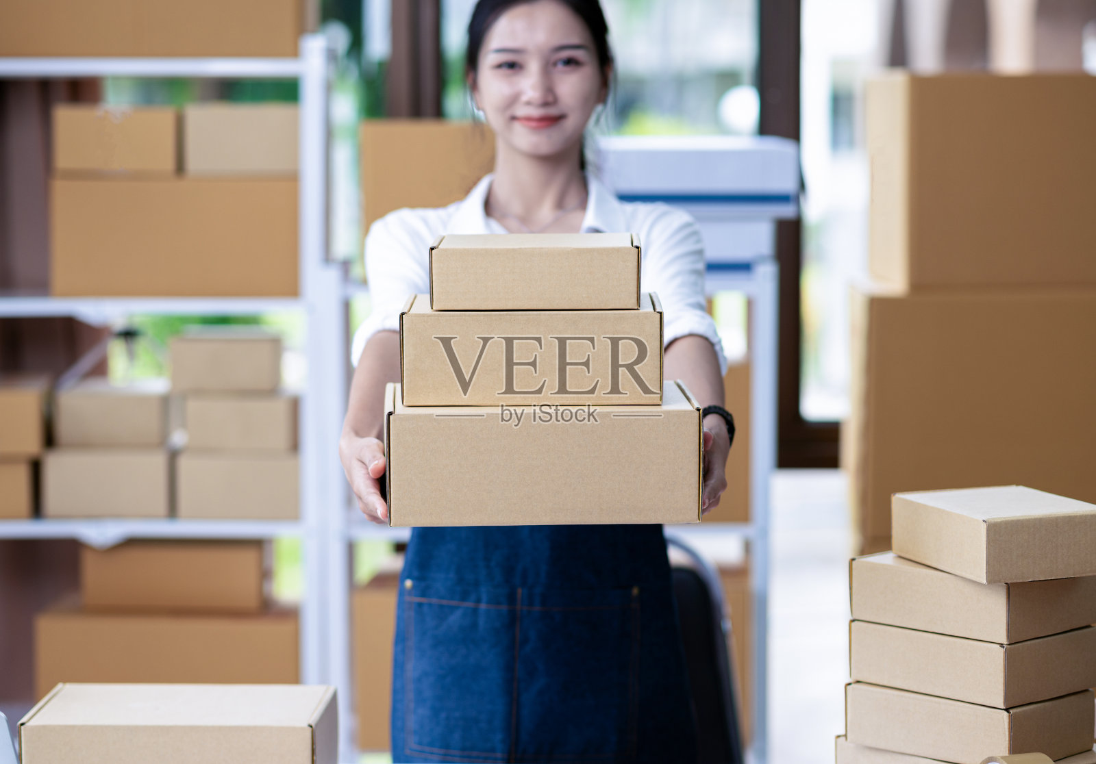 年轻貌美,从事网上销售和快递业务。照片摄影图片