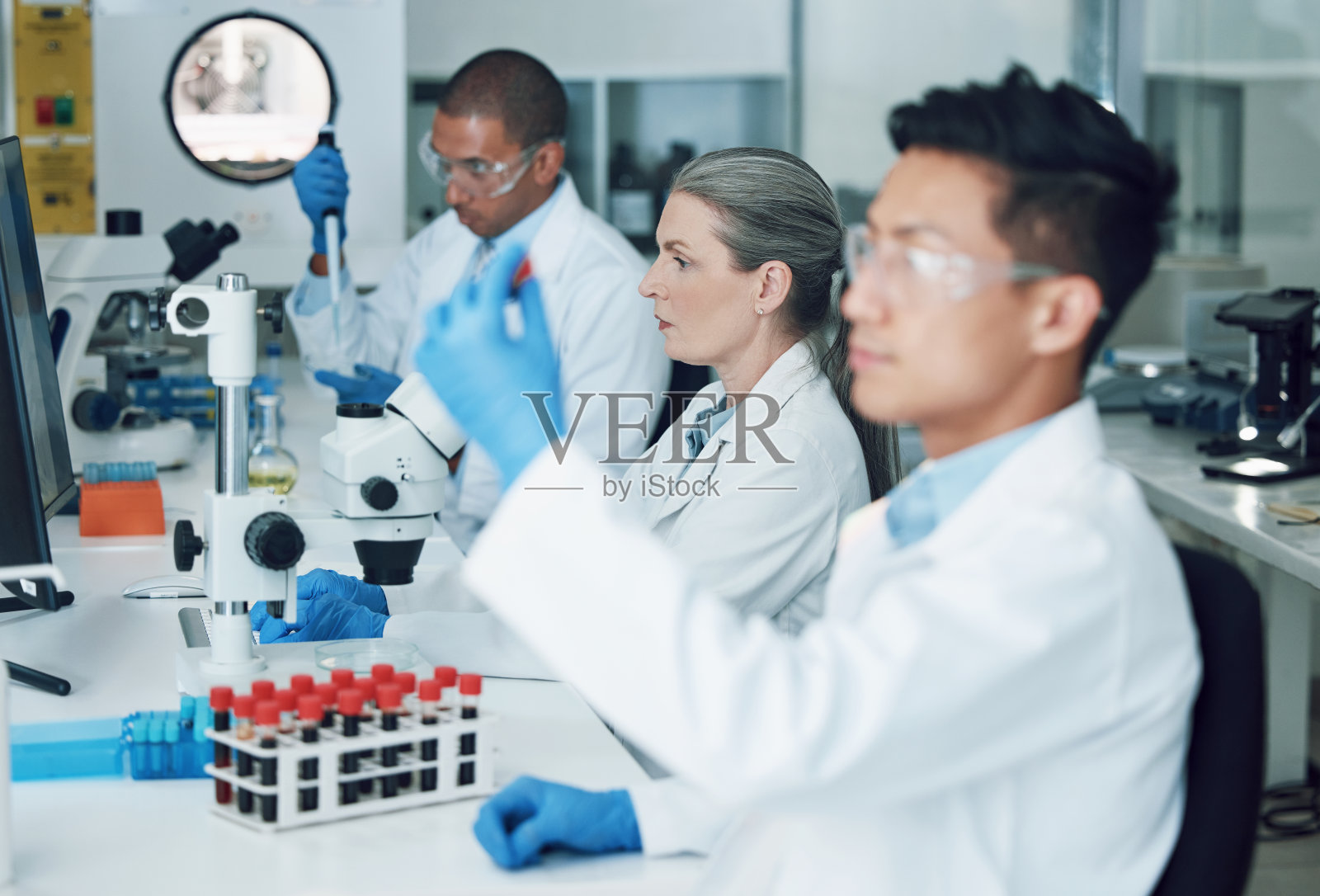 为医生的研究和临床研究提供科学、实验室和团队的血液工作。实验室、分析和医疗保健专业人员对dna科学家的covid测试进行创新和调查照片摄影图片