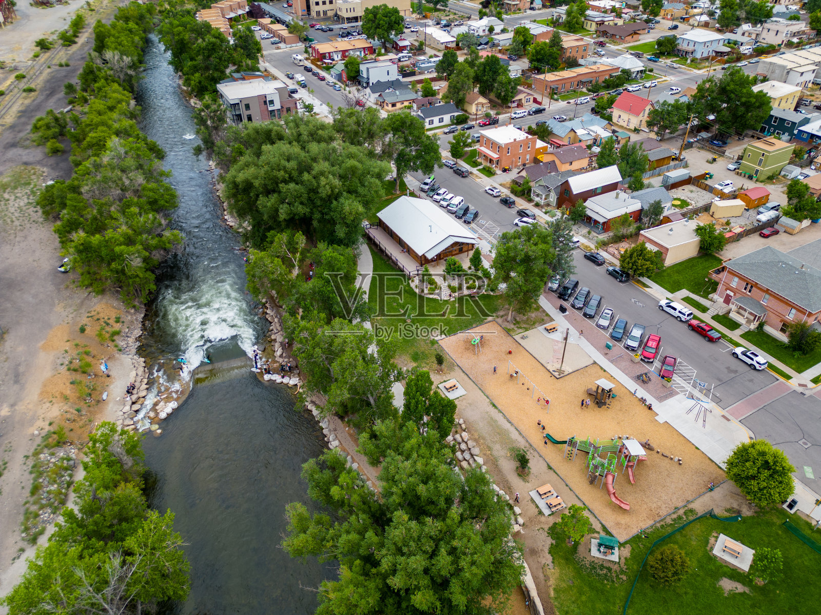 在科罗拉多州萨利达的阿肯色河上冲浪的航拍照片照片摄影图片