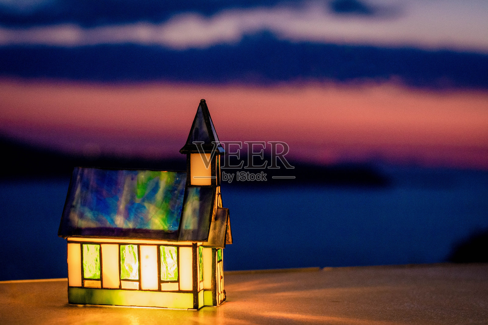 圣诞彩灯玩具屋照片摄影图片