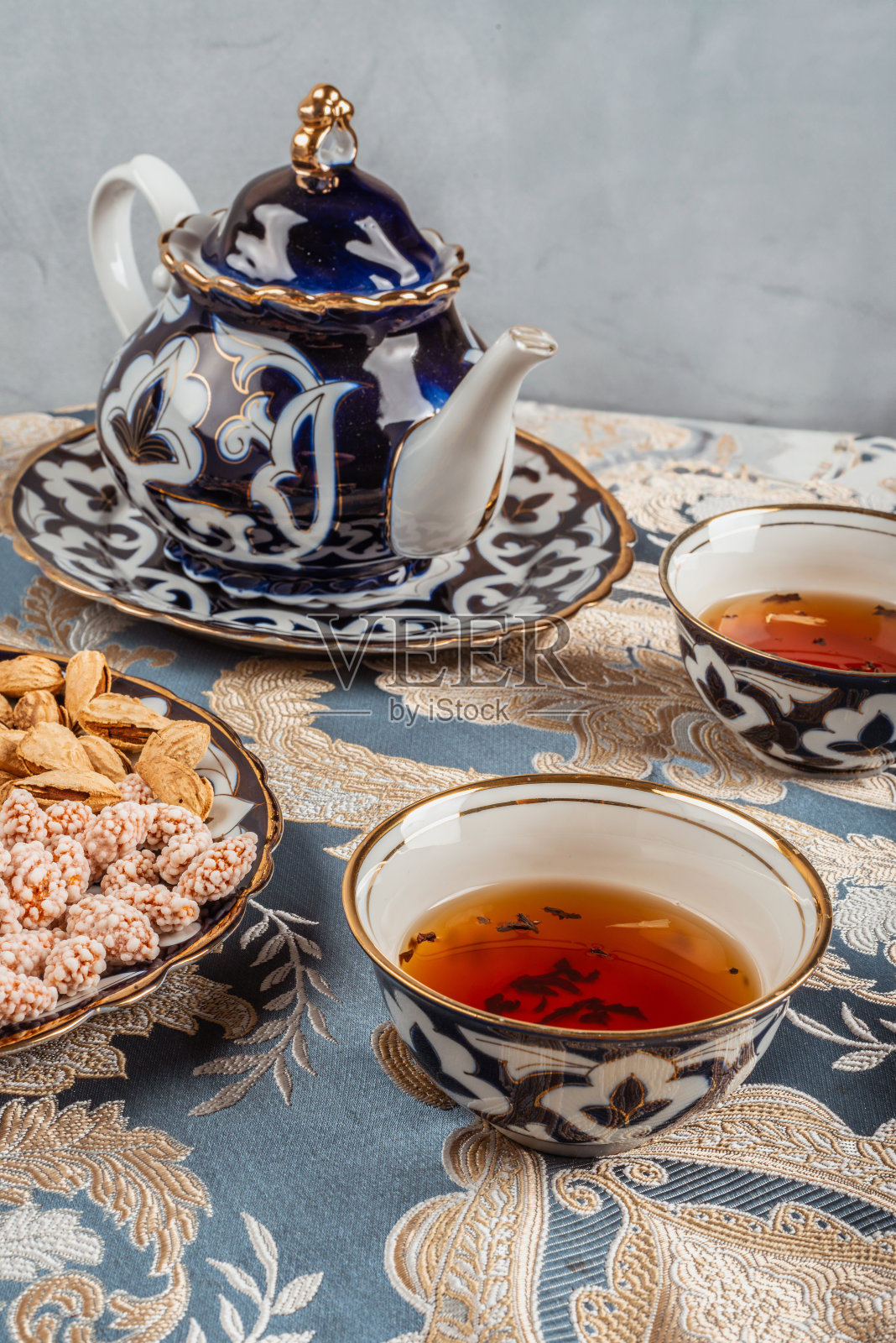 传统的乌兹别克茶加坚果照片摄影图片