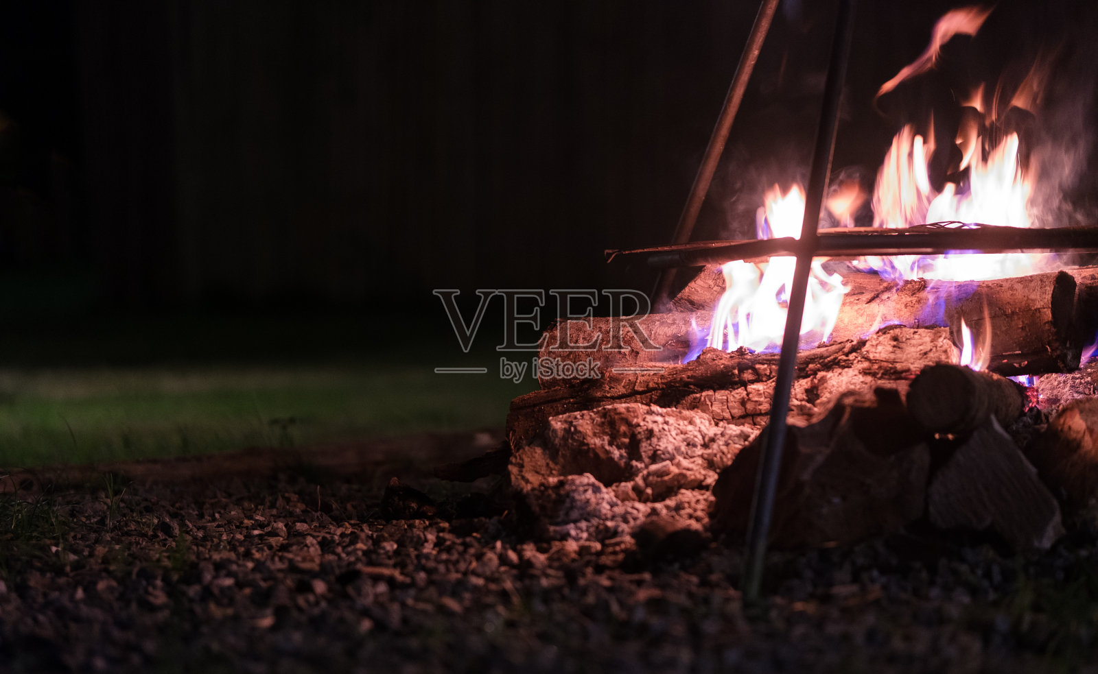 晚上在旅游营地用柴火生火。露营、休闲、户外活动理念。照片摄影图片