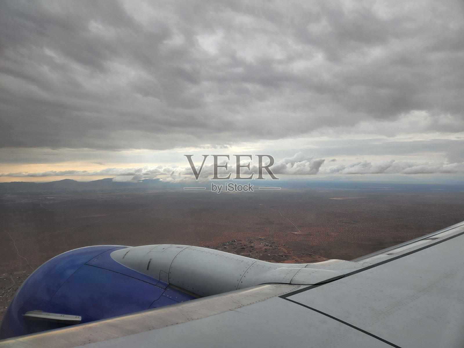 商用飞机在沙漠上空飞行的鸟瞰图照片摄影图片