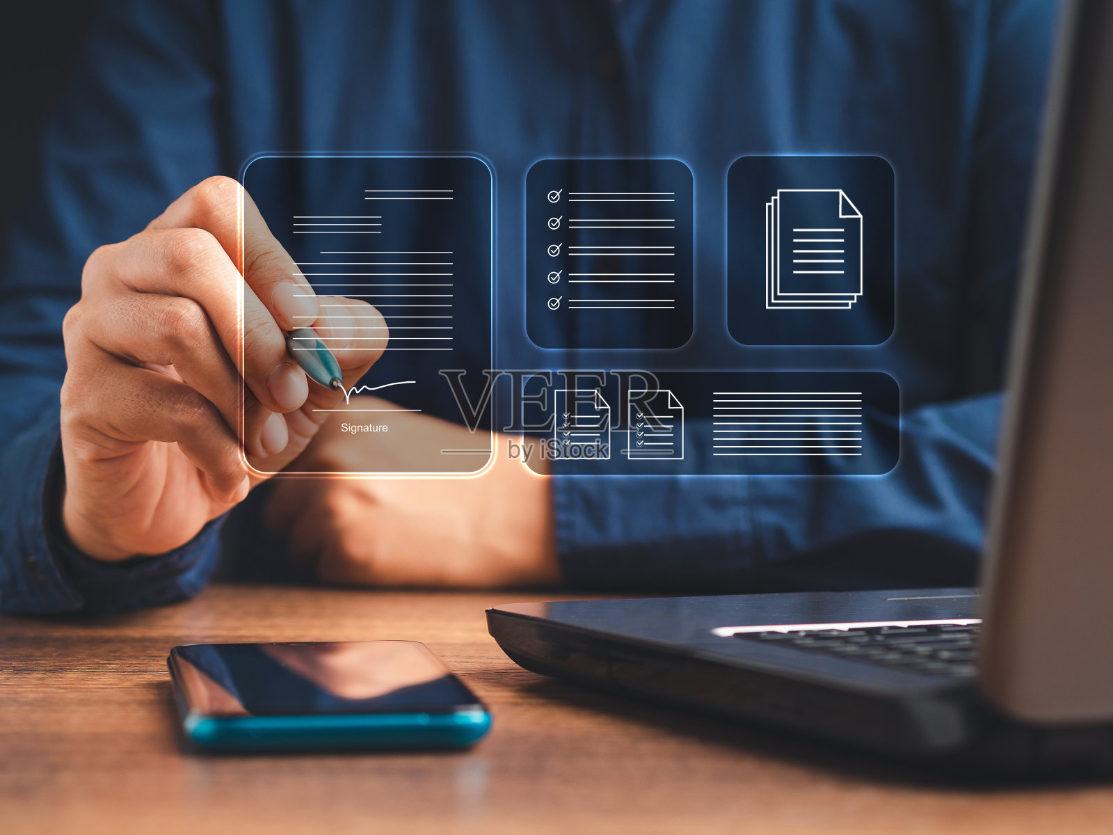 一名商人用笔在虚拟屏幕上的数字文件上签署电子文件照片摄影图片