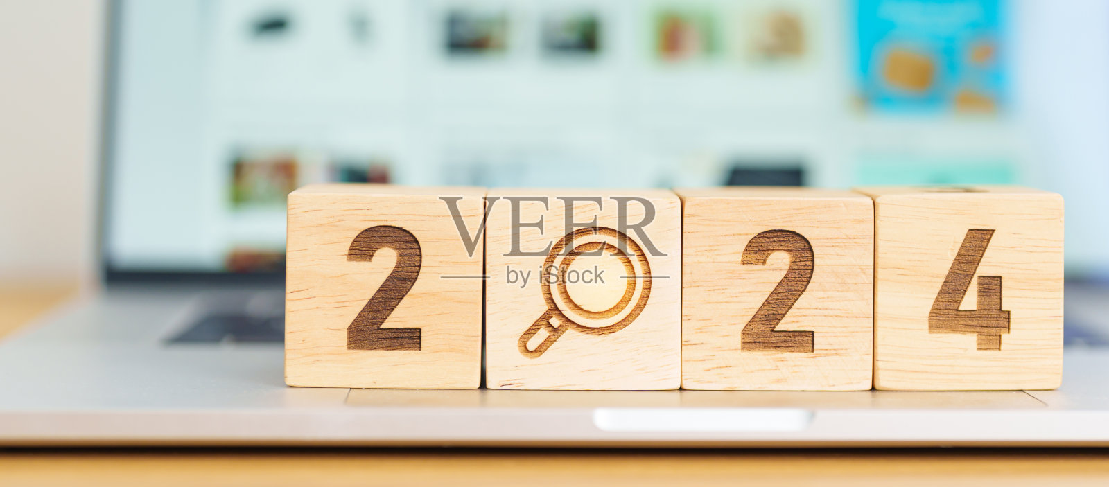 2024块与放大镜图标对笔记本电脑的背景。招聘,招聘,工作,失业SEO,搜索引擎优化和新年概念照片摄影图片