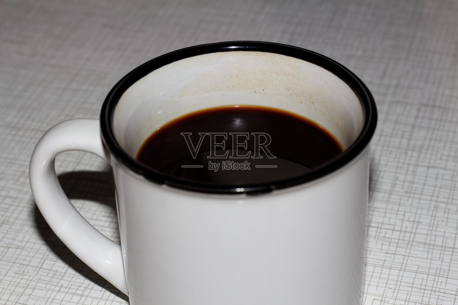 桌上有一杯热的黑咖啡照片摄影图片