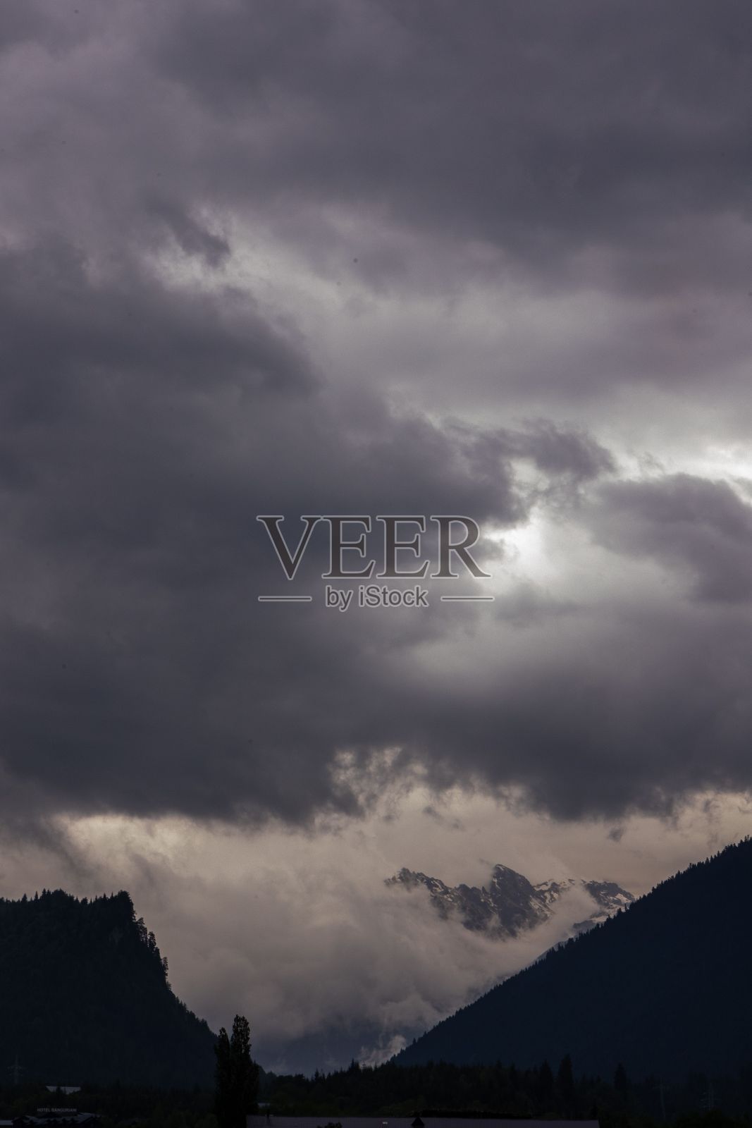 一个阴天,在美国佐治亚州梅斯蒂亚州Shgedi的Japaridze街,垂直的山脉照片摄影图片