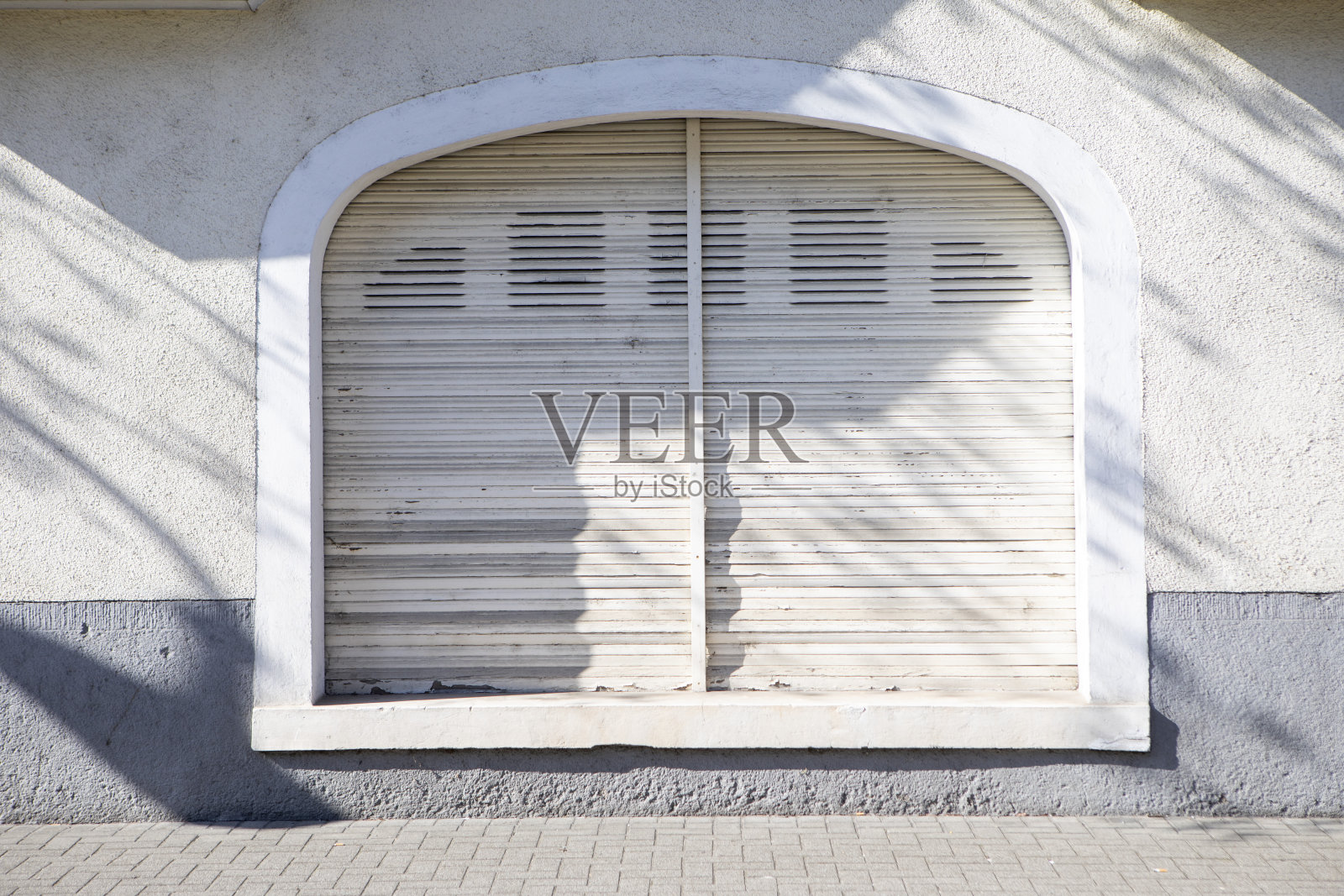 大拱形窗户上斑驳的光线照片摄影图片