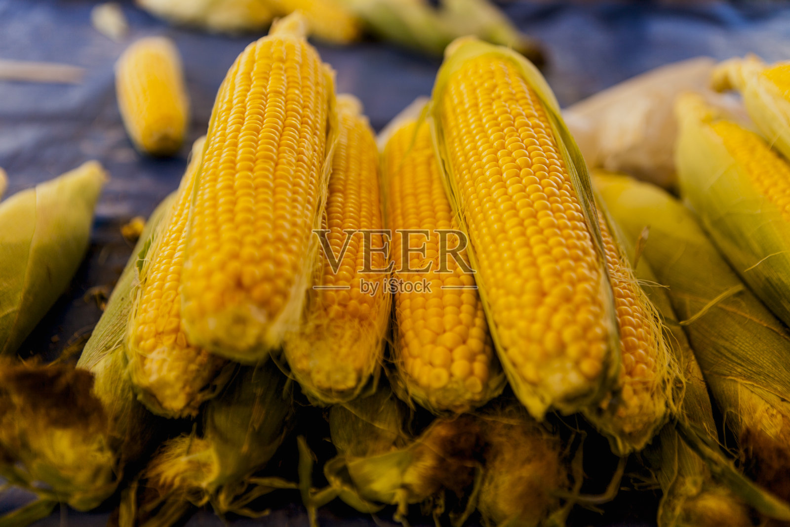 市场上售卖的有机新鲜甜玉米照片摄影图片