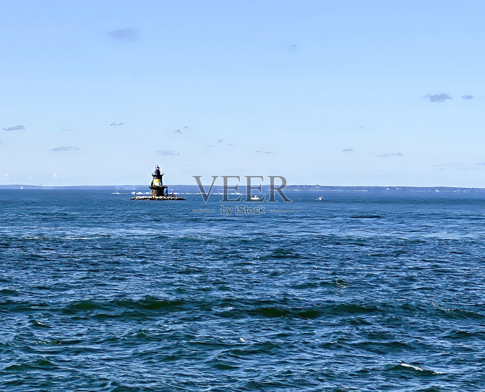 火花塞灯塔在碧水上,有蓝天照片摄影图片