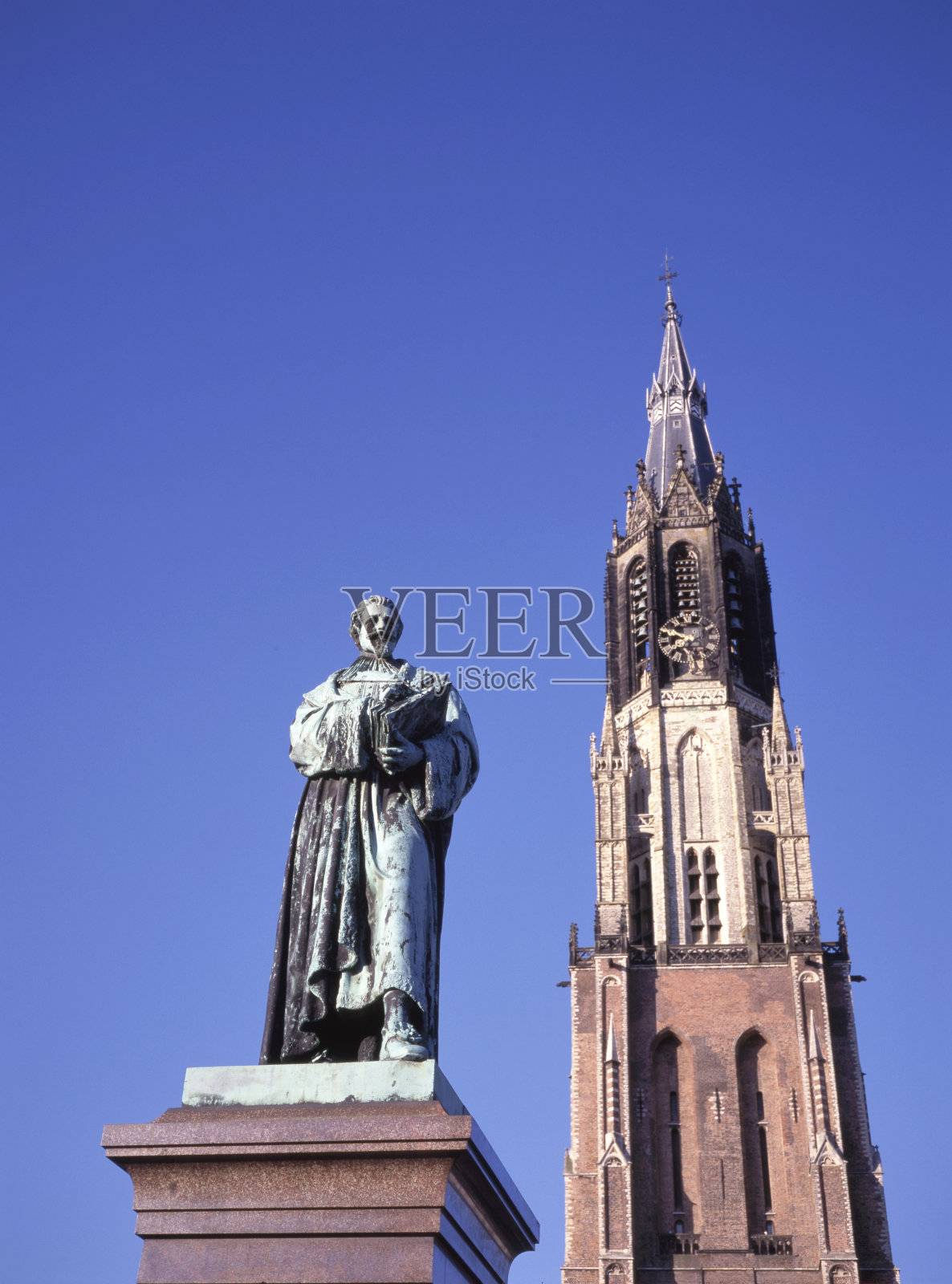 新教堂前的荷兰律师雨果·格劳秀斯(雨果·德·格鲁特)雕像照片摄影图片