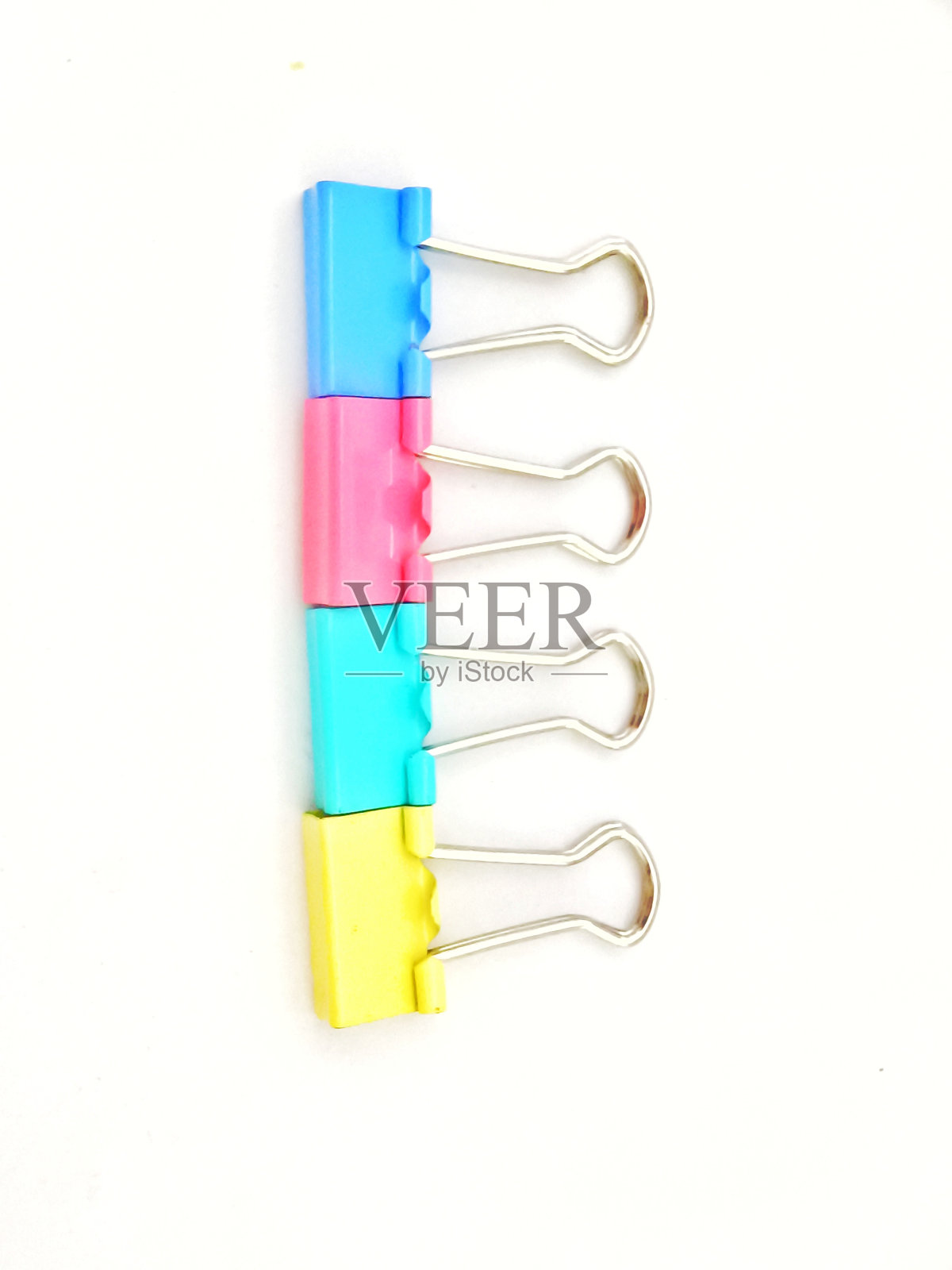 选择性聚焦彩色金属活页夹孤立在白色背景照片摄影图片