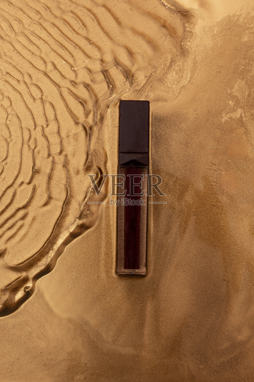 瓶子与圣诞装饰在金色的背景照片摄影图片