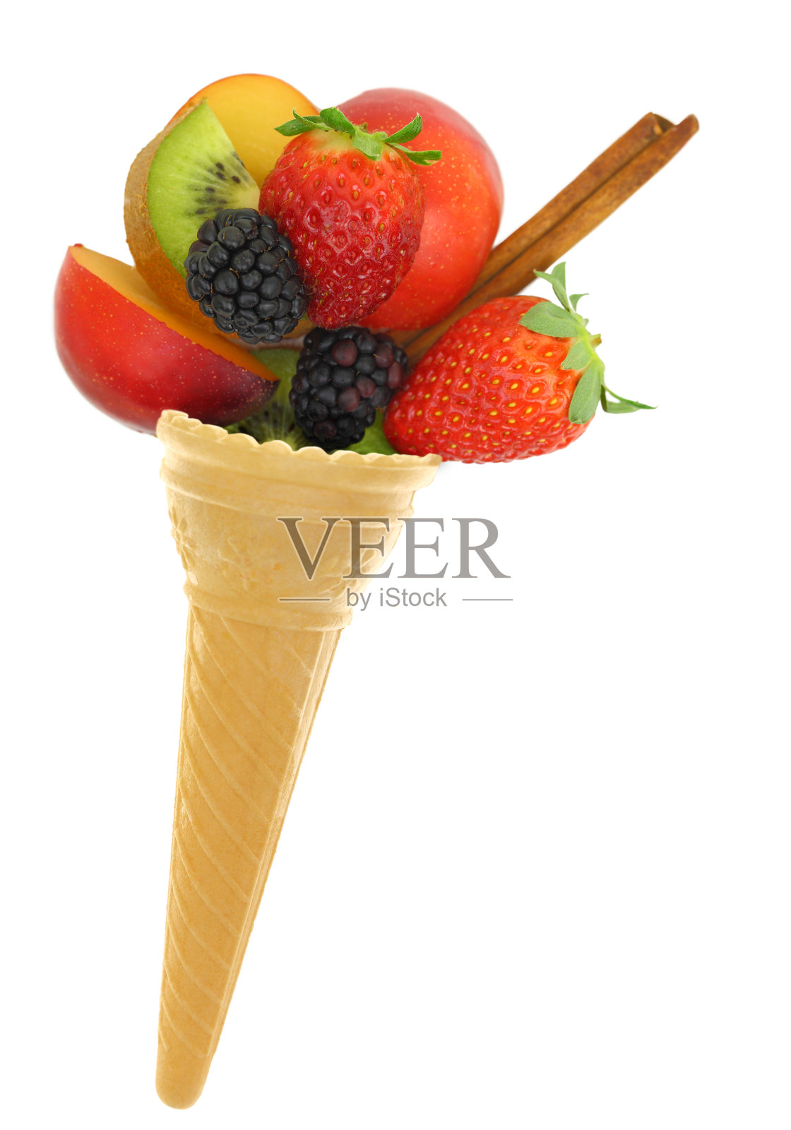 在透明的白色背景上,冰淇淋筒里的新鲜混合水果照片摄影图片