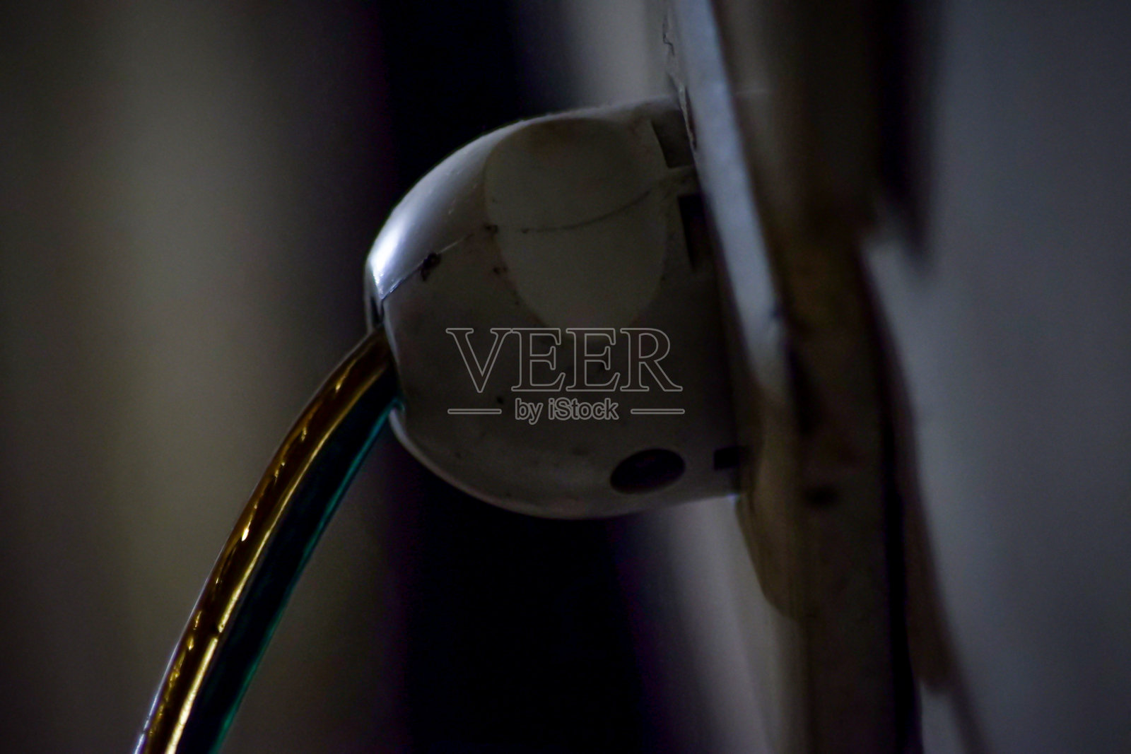 插在插座上的插头照片摄影图片