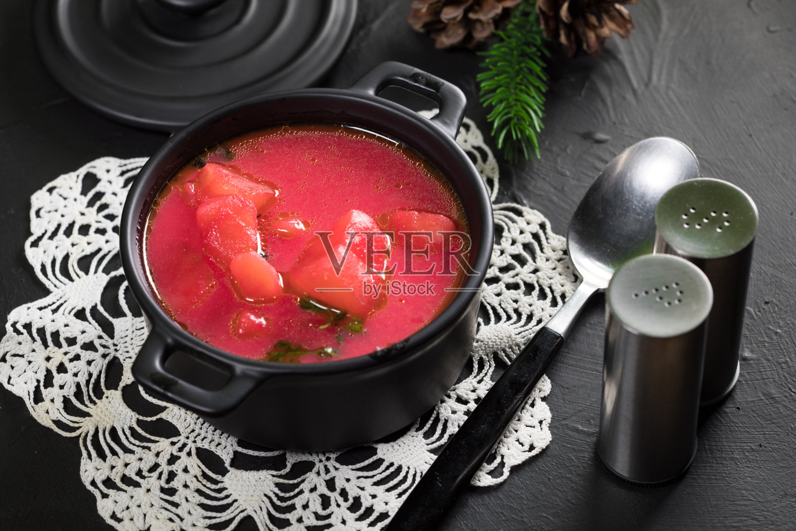 碗里有红罗宋汤。照片摄影图片