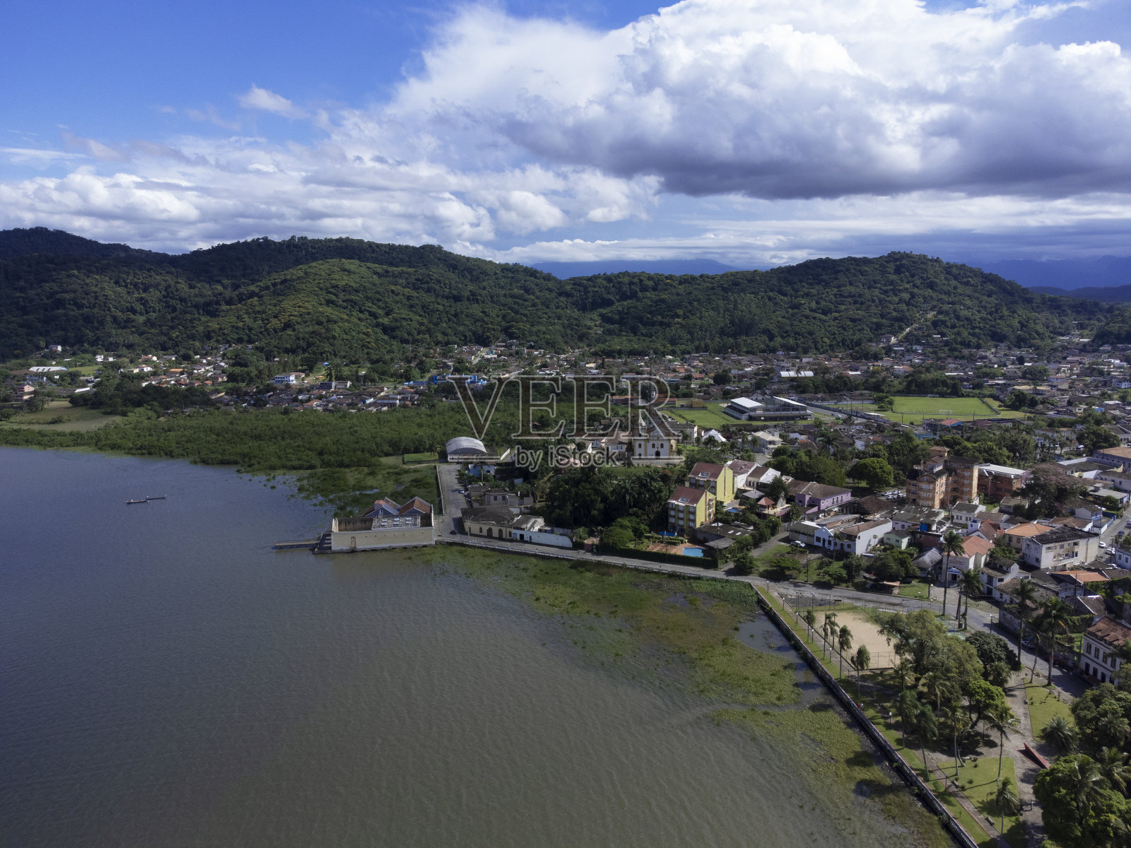 巴拉那州海岸安东尼纳市鸟瞰图。照片摄影图片