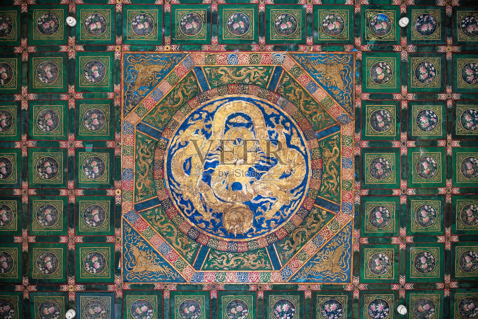 中国北京紫禁城天花板上的龙形图案照片摄影图片