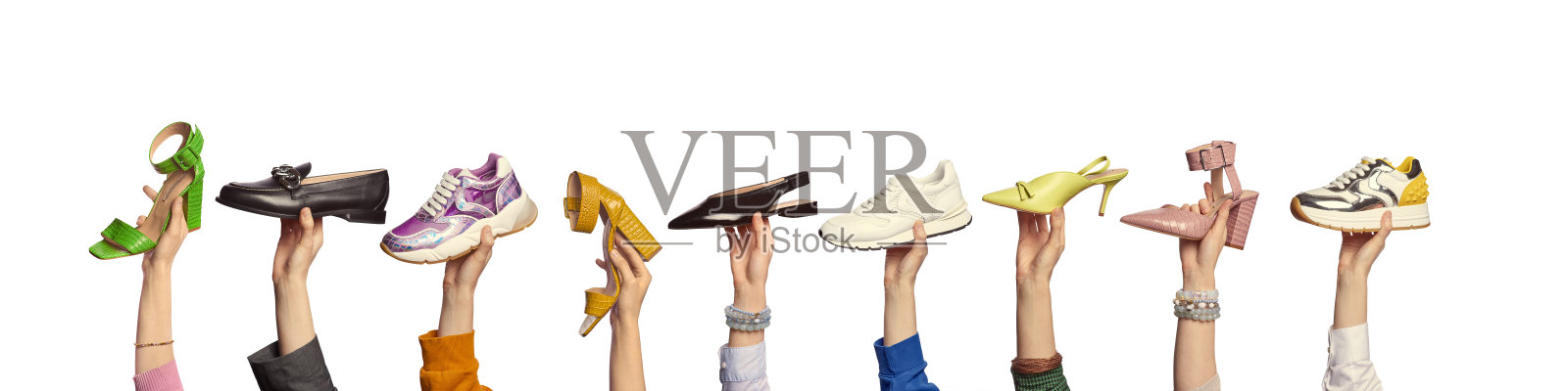 无数人的手拿着时尚的潮鞋,孤立在白色的背景与复制空间。网站标题的横幅。鞋类销售营销活动。照片摄影图片