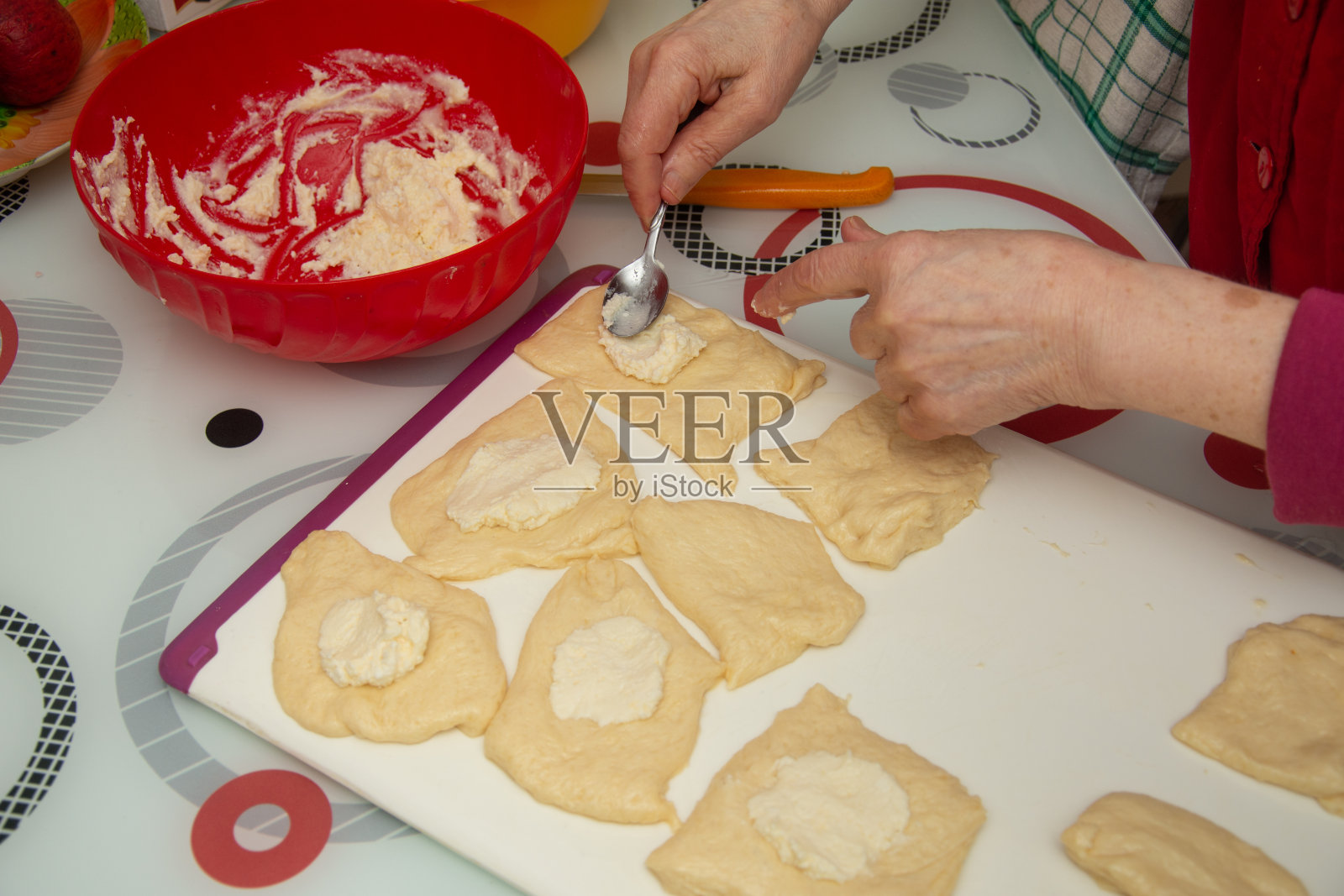 在罗马尼亚的Bistrita,用牛奶酪分阶段制作派照片摄影图片