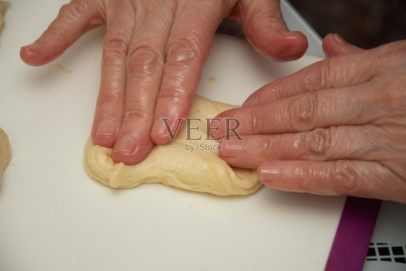 在罗马尼亚的Bistrita,用牛奶酪分阶段制作派照片摄影图片