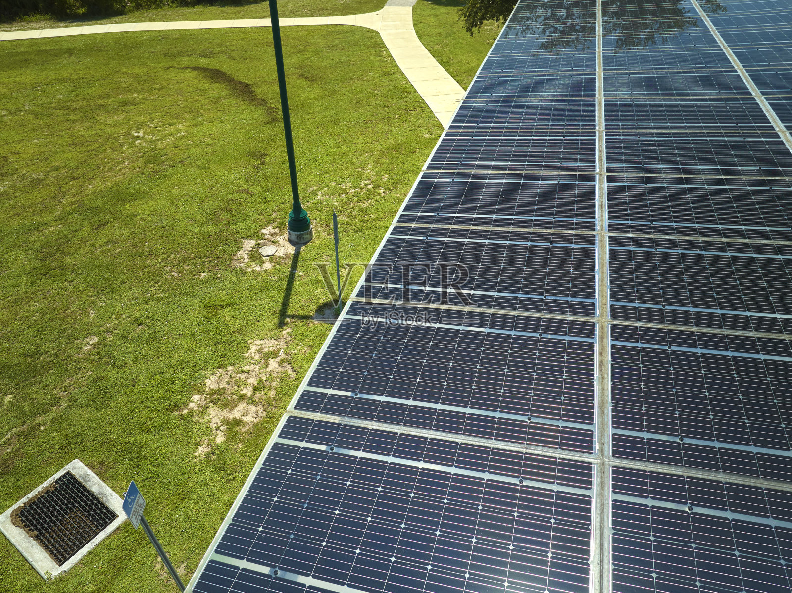 在停车场上安装太阳能电池板,让停放的汽车有效地产生清洁能源照片摄影图片