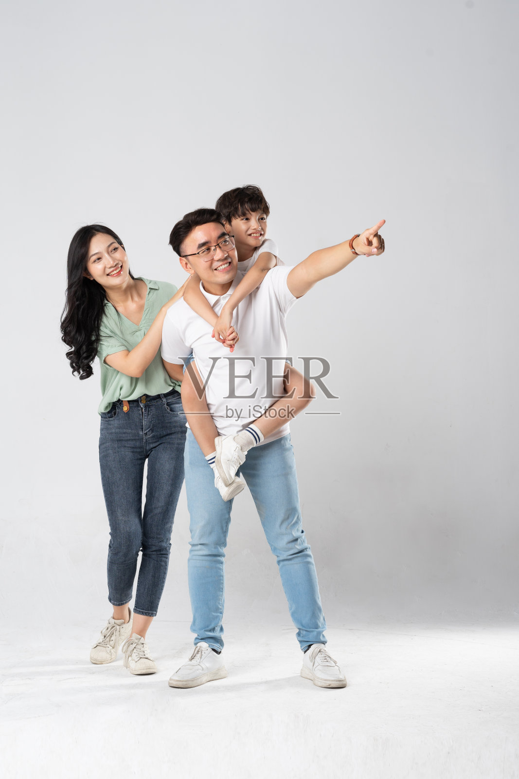 一家人在白色背景上摆姿势照片摄影图片