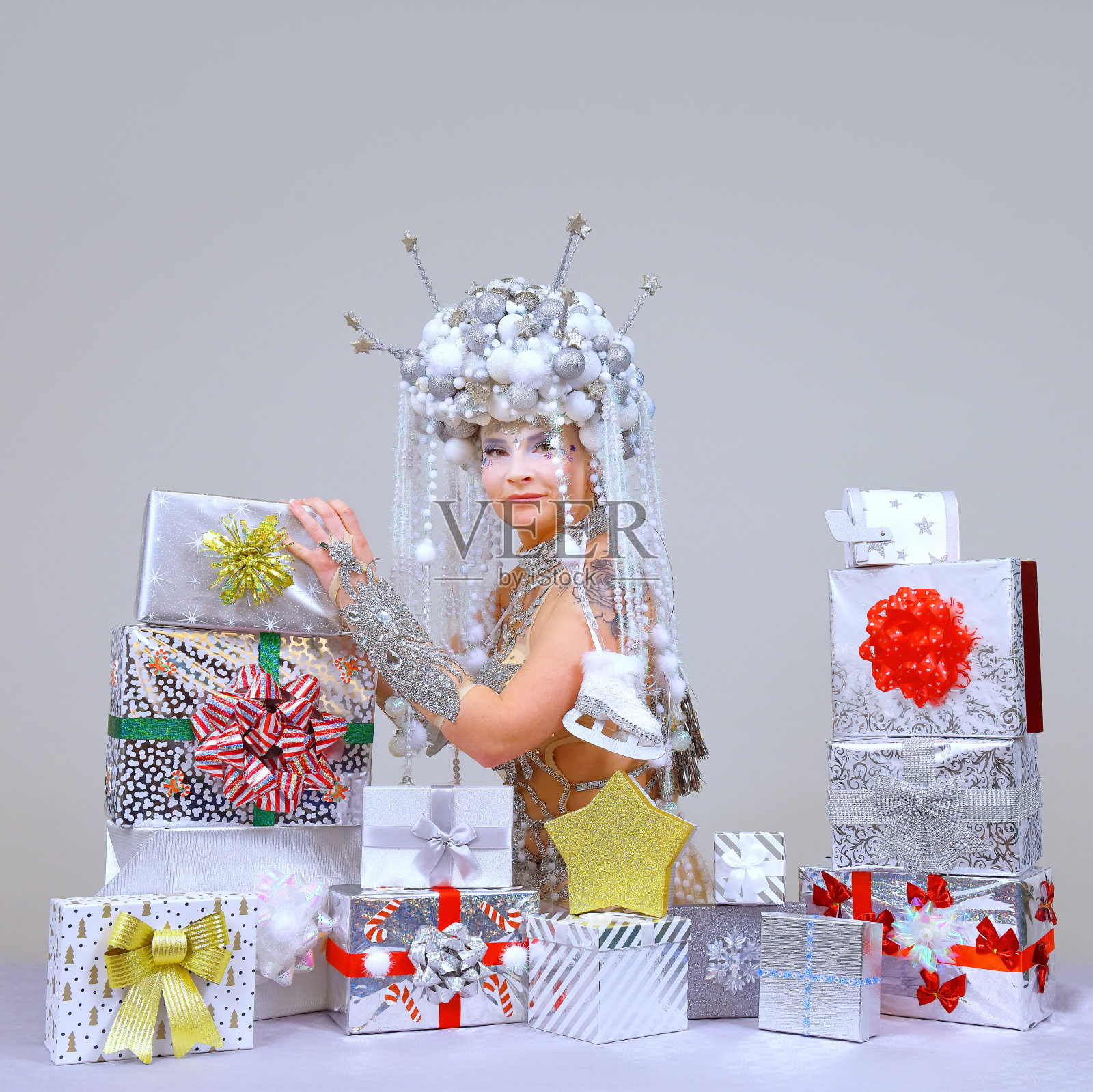 圣诞礼物环绕下的冰雪女王照片摄影图片
