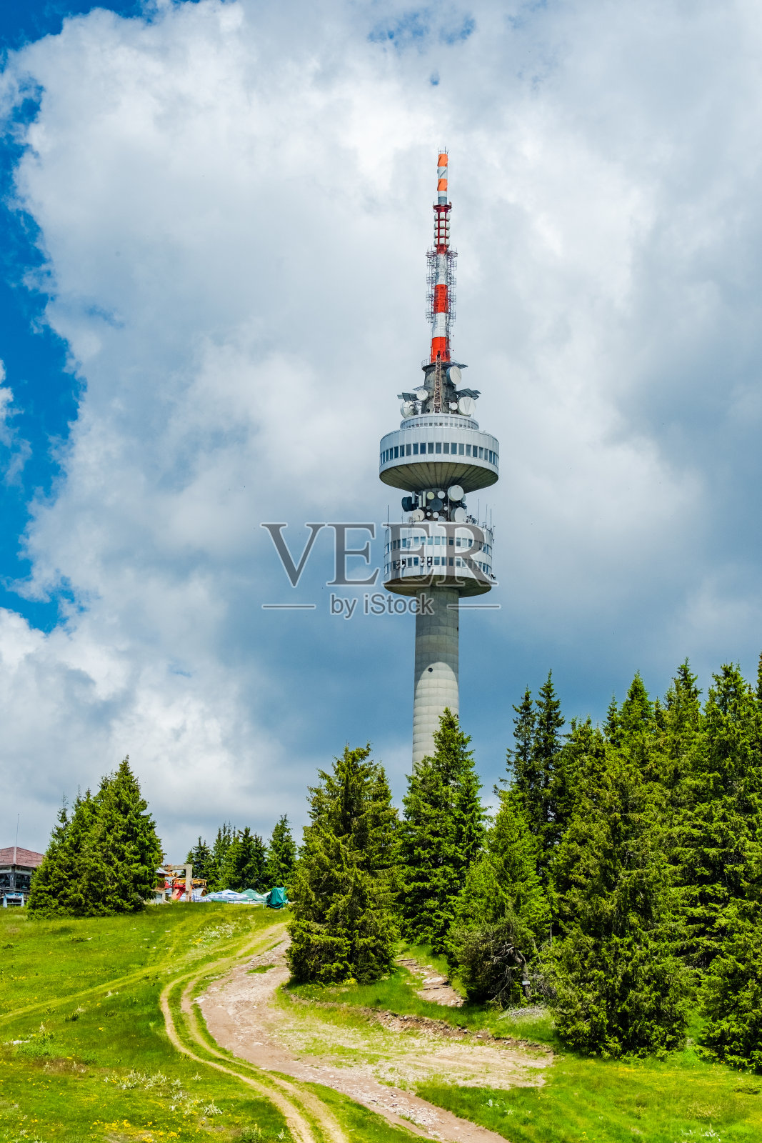 斯涅扬卡电视塔在潘波罗沃,罗多比山脉照片摄影图片