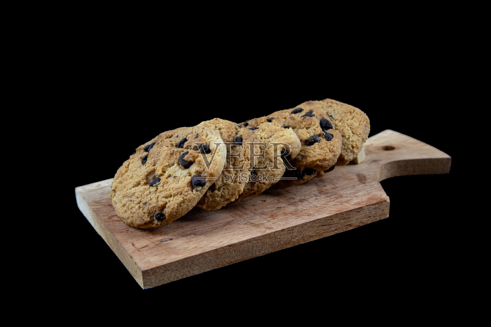 黑色背景上的巧克力饼干照片摄影图片