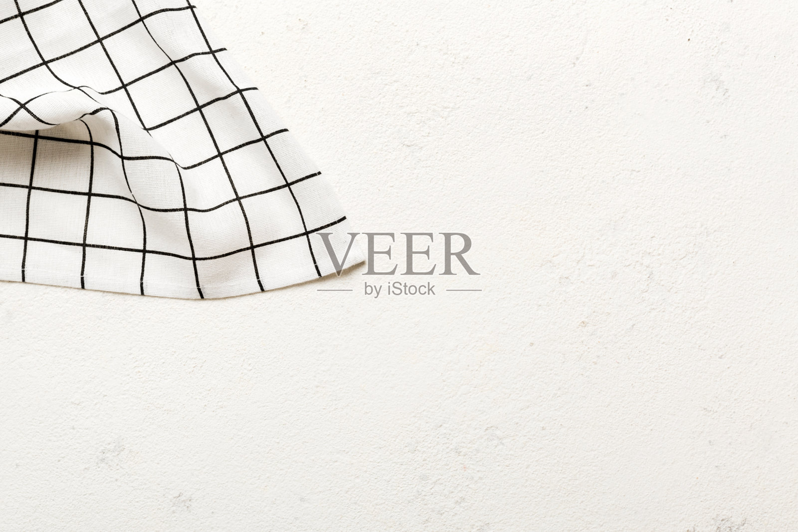 顶视图与白色空厨房餐巾隔离在桌子背景。折叠布料与复制空间的模型,平铺。最小的风格照片摄影图片