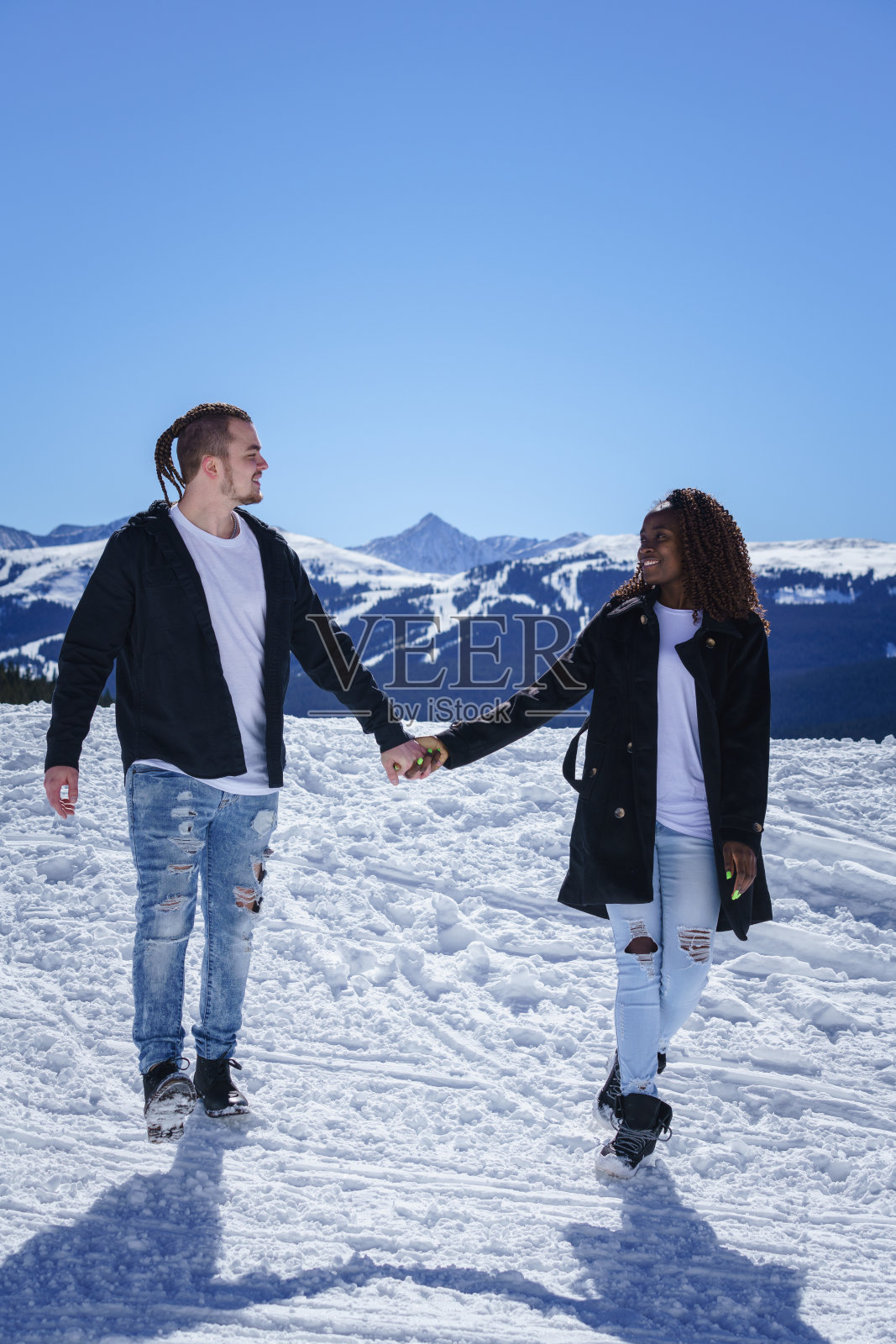 一对年轻夫妇在山上散步照片摄影图片