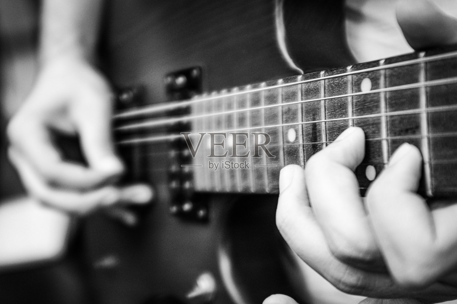 手指弹电吉他黑白照片摄影图片