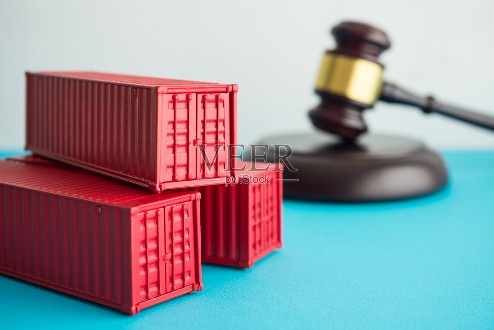 带有锤子法官木槌背景的运输集装箱:国际贸易法概念照片摄影图片