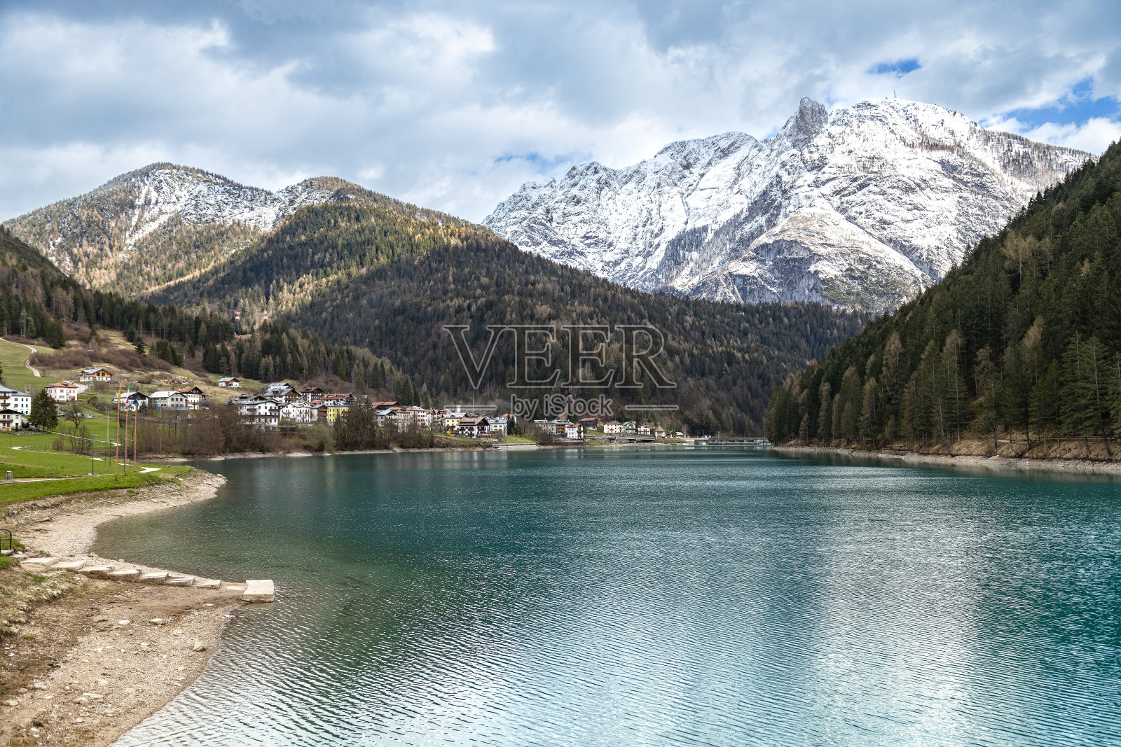 Auronzo di Cadore村的Auronzo湖的美景;背景是雪峰般的山峰;Belluno,白云石山脉照片摄影图片