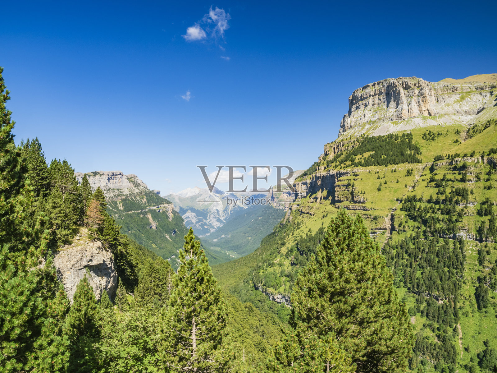 西班牙韦斯卡比利牛斯山奥尔德萨国家公园的风景照片摄影图片