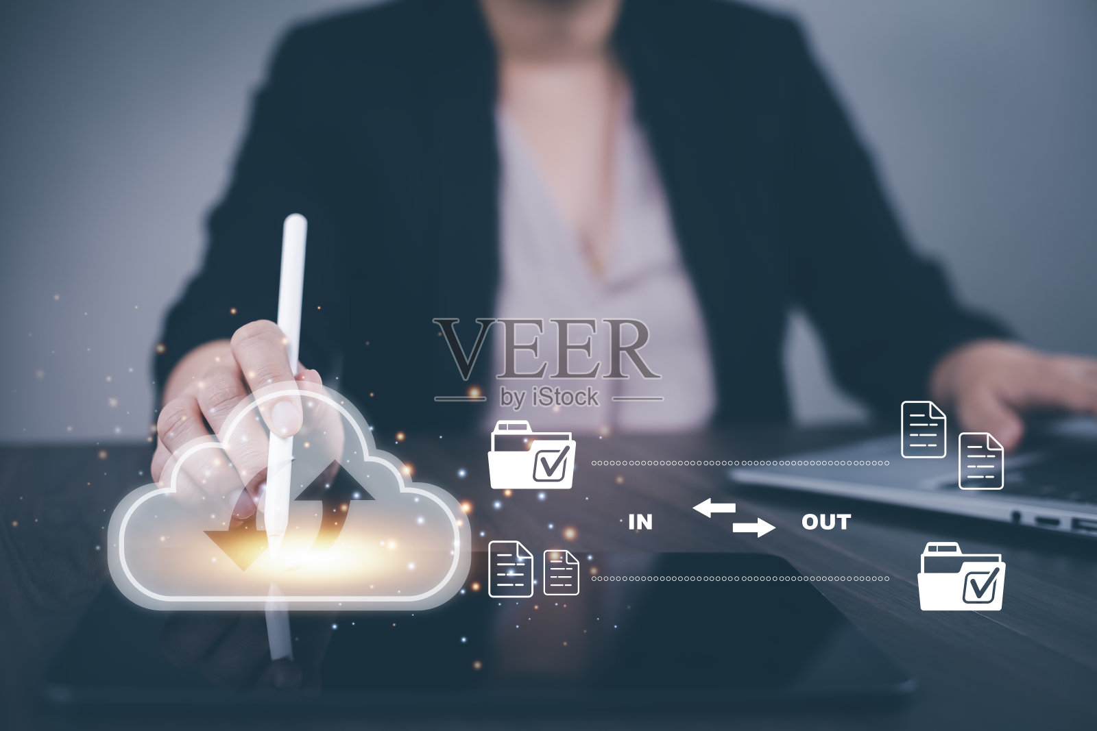 商务人士使用笔记本电脑配合云计算系统,存储和数据传输云网络、云技术。网络和互联网服务,共享下载和上传和互联网服务照片摄影图片