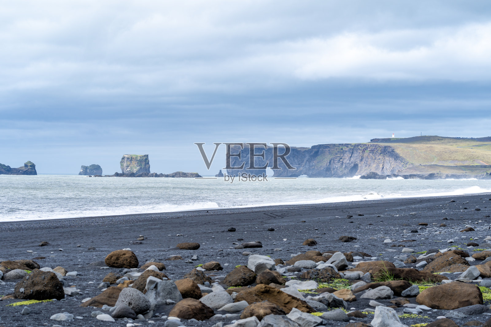 冰岛维克,迪霍雷岛,黑色的沙滩上可以看到海蚀柱和拱门照片摄影图片