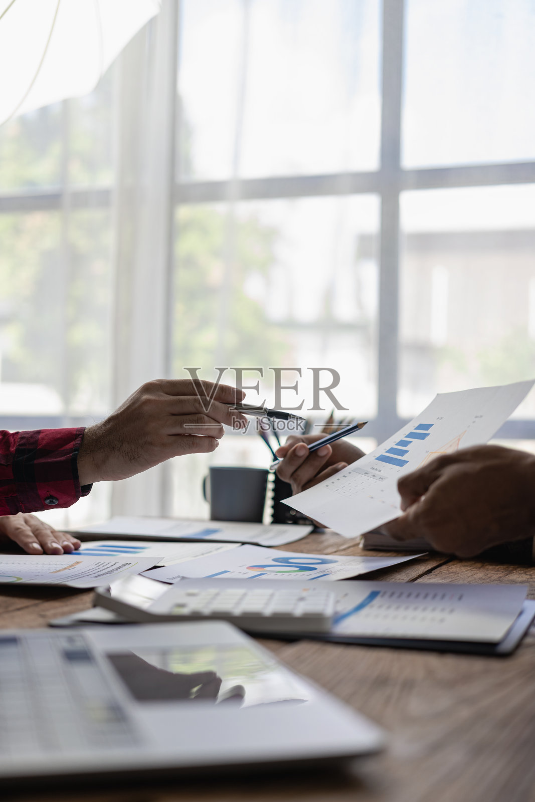 年轻的商人在会议室里有商业投资的想法,他们正在进行头脑风暴会议,并计划管理公司的增长和盈利能力。垂直的图像照片摄影图片