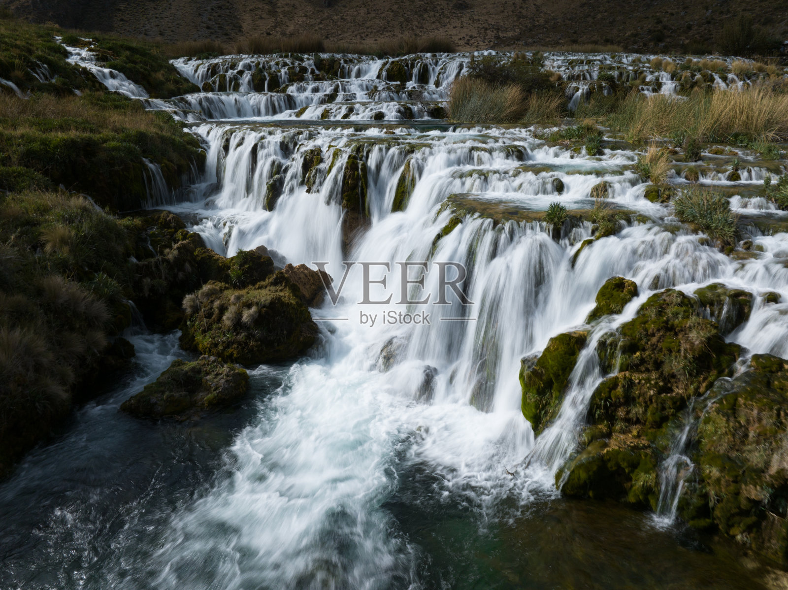 安第斯山脉的瀑布照片摄影图片
