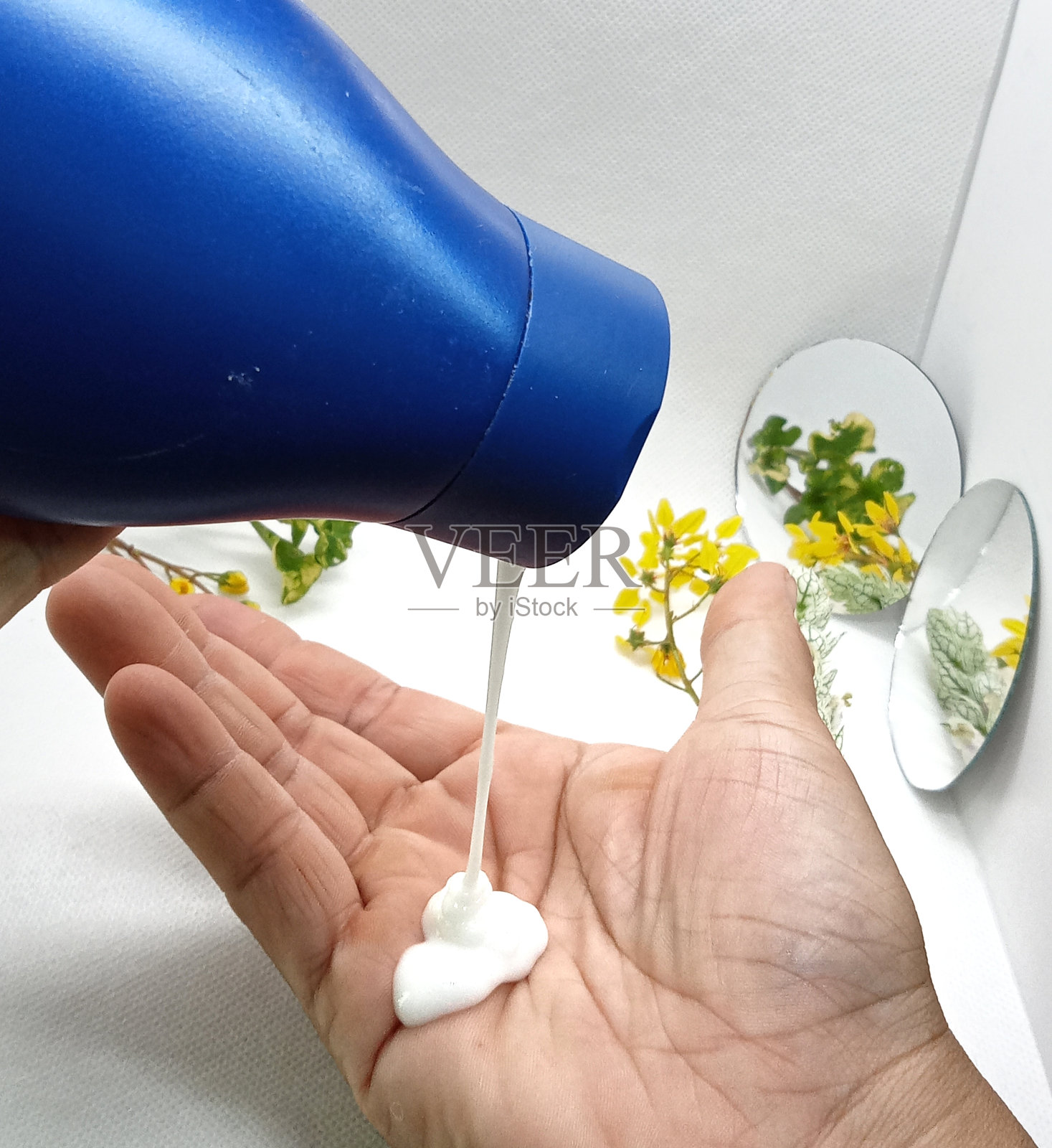 白色身体乳。照片摄影图片