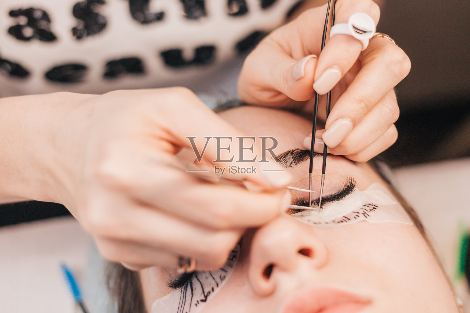 矫正睫毛的长度和密度照片摄影图片