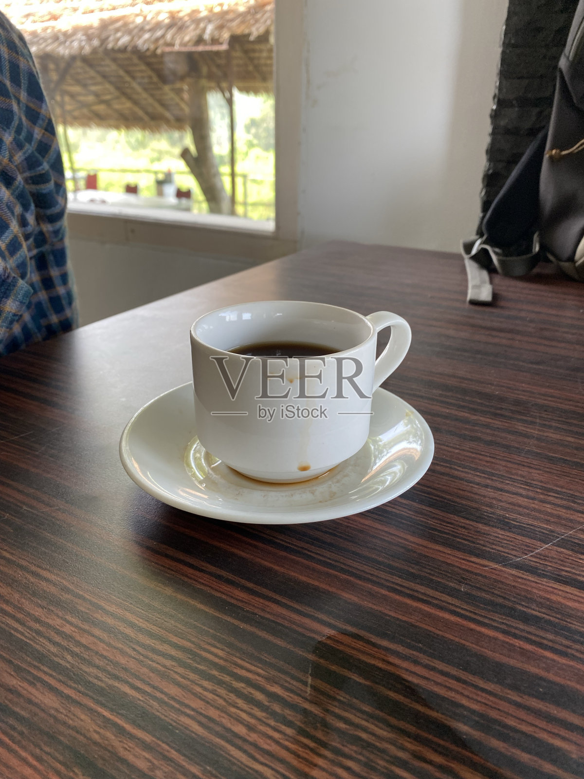 木桌上的一杯黑咖啡照片摄影图片